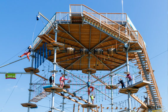 Adventure-Tower mit Flying Fox und Riesenschaukel