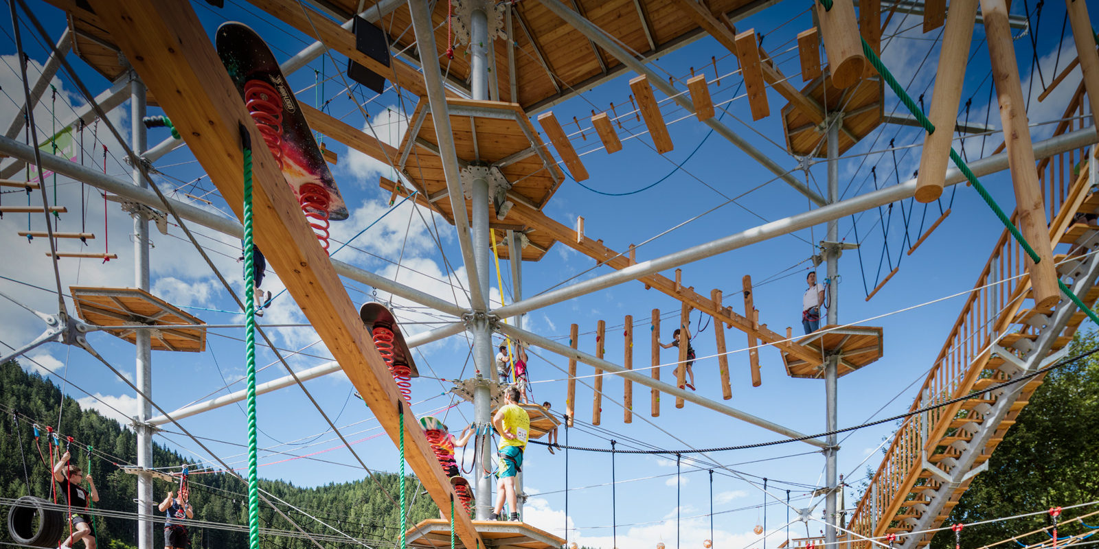 Adventure-Tower mit Flying Fox und Riesenschaukel